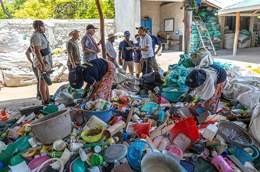 Plastic afval wordt eerst gescheiden op een binnenplaats en daarna verwerkt tot nieuw bouwmateriaal. Foto: Guyo Adhi / © IFAW 